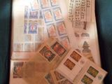 une photo d'une boîte de timbres posée sur une table