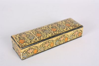 plumier perse en papier maché.