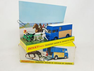 une boîte contenant une calèche miniature et une calèche miniature