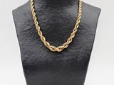 un collier à chaîne en or sur un mannequin noir