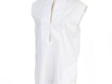 une chemise blanche posée sur un mannequin, devant un fond blanc
