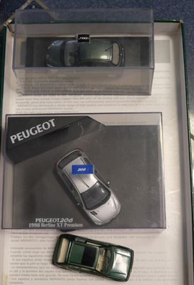 une boîte contenant une petite voiture et un téléphone portable