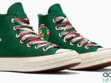 Baskets montantes Converse All Star vertes et rouges, avec des lacets rouges et blancs