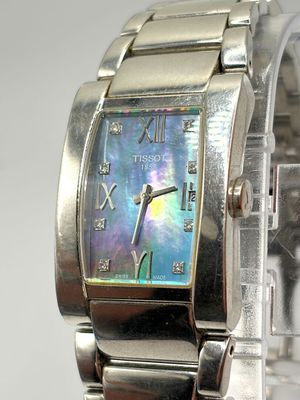 TISSOT. Montre de dame en acier, boîtier rectangulaire, cadr…