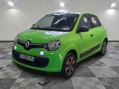 une photo d'une voiture vert vif garée dans un garage