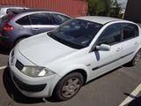 une voiture blanche garée dans un parking à côté d'autres voitures