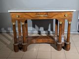 une table avec un plateau en marbre posée sur un sol carrelé