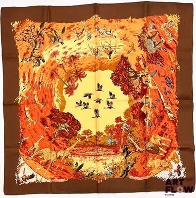 un foulard en soie marron et orange orné d'oiseaux et d'arbres