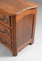Commode en bois fruitier mouluré ouvrant par trois tiroirs, … (photo 2)
