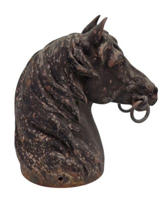une statue représentant un cheval avec un anneau dans la bouche