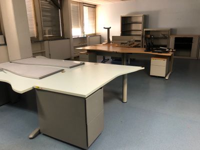 un bureau sur lequel se trouve un livre, dans un bureau