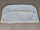 un gros plan d'un sac à main gris et jaune posé sur une table