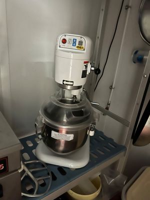 une photo d'une cuisine avec un mixeur posé sur une étagère