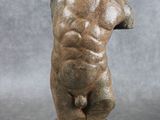 statue d'un homme de dos, de profil