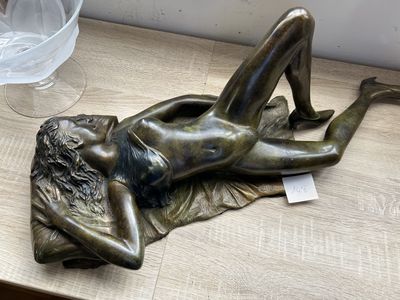 Anonyme, sculpture en bronze, femme nue allongée sur le dos,…