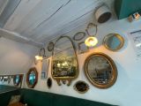 Il y a de nombreux miroirs accrochés au mur dans ce restaurant.