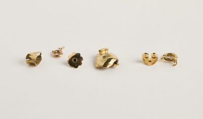 un lot de quatre boucles d'oreilles en or ornées de cœurs et de fleurs