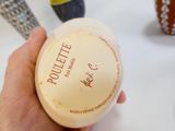 une personne tenant un récipient contenant de la nourriture à la main
