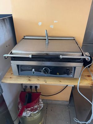 une photo d'un grille-pain posé sur une étagère en bois