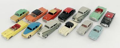 un grand nombre de voitures-jouets sur une surface blanche