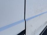 une camionnette blanche garée sur le bord de la route