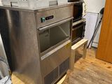 une image d'une cuisine avec une cuisinière et un four à micro-ondes