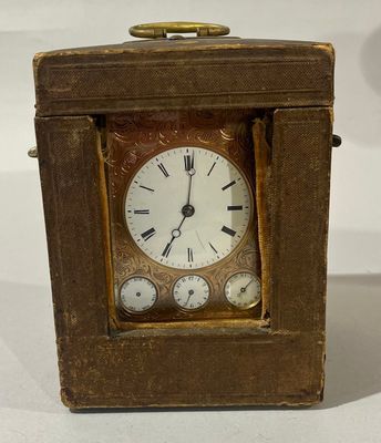 une petite horloge en bois posée sur une table