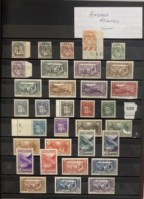 une photo d'une vitrine remplie de timbres