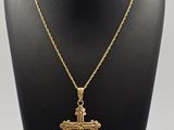 gros plan d'un collier avec une croix sur un mannequin
