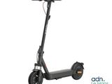 gros plan d'un scooter sur fond blanc