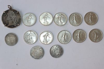 un lot de pièces de monnaie posées sur une table