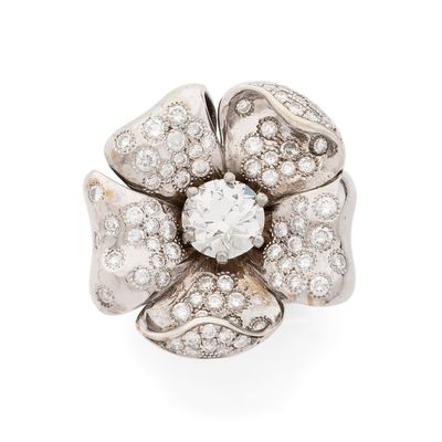 une bague fleur en diamants, signée Van Cleef