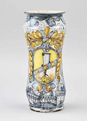 un vase orné d'un blason
