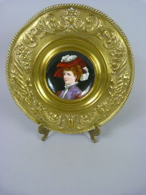 Plat décoratif en laiton repoussé et plaque de porcelaine à …