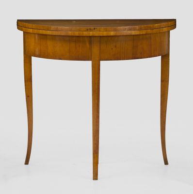 une table en bois avec un plateau incurvé et des pieds incurvés