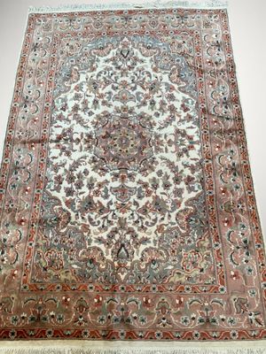 un tapis persan ancien à motifs floraux sur fond blanc