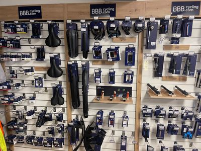 Il y a de nombreux outils différents accrochés au mur dans ce magasin.