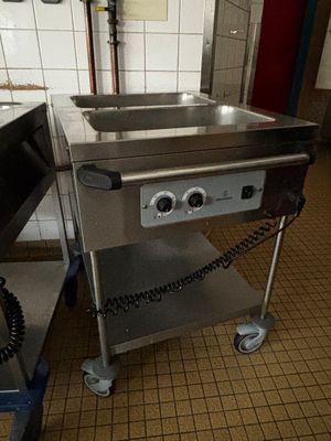 une cuisine équipée d'une cuisinière et d'un évier