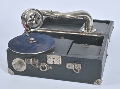 un vieux tourne-disque posé sur une valise