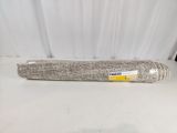 un gros plan sur un rouleau de tissu posé sur une table