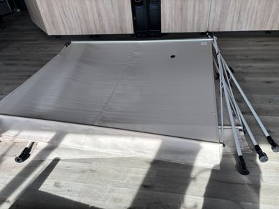une tente blanche posée à même le sol dans la pièce