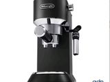 Machine à expresso Black & Decker sur fond blanc