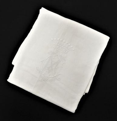mouchoir blanc orné d'un monogramme représentant une couronne et d'un autre monogramme