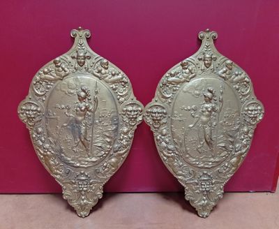paire de plaques murales anciennes en métal argenté représentant une dame et un enfant