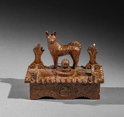 sculpture en bois représentant un chien et deux oiseaux posés sur une table
