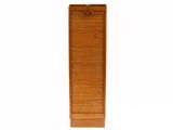 une petite armoire en bois avec une porte sur le côté