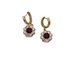 une paire de boucles d'oreilles en rubis et diamants sur fond blanc