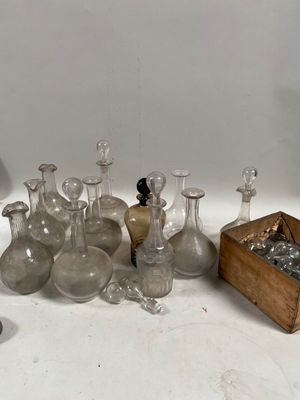 beaucoup de bouteilles en verre posées sur une table