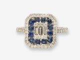 gros plan d'une bague en diamant et saphir sur fond blanc