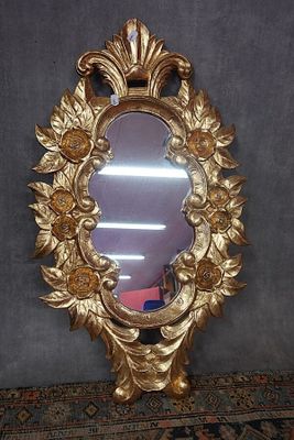 un miroir posé sur un tapis